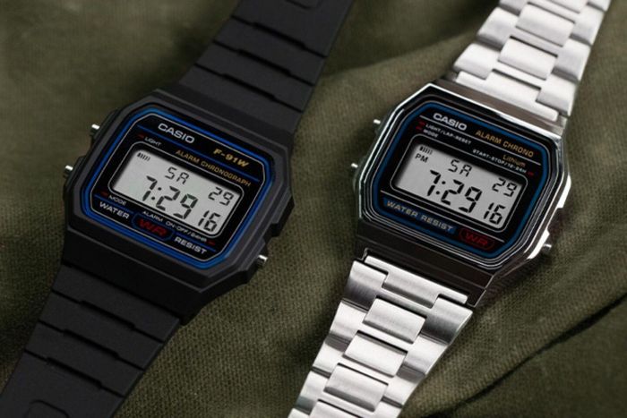  Casio F-91W (trái) và phiên bản thép không gỉ A158WA-1. Ảnh: HiConsumption. 