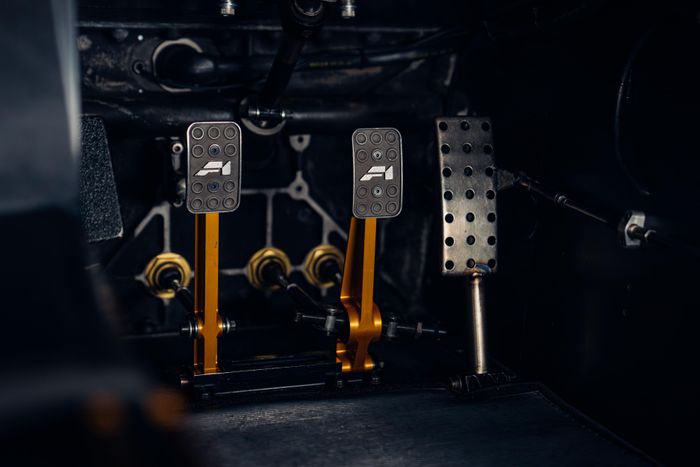  Tuy nhiên, phiên bản đua GTR năm 1996 có công suất khoảng 608 mã lực. Con số thực tế sau khi được hãng độ Lanzante tinh chỉnh không được tiết lộ. 