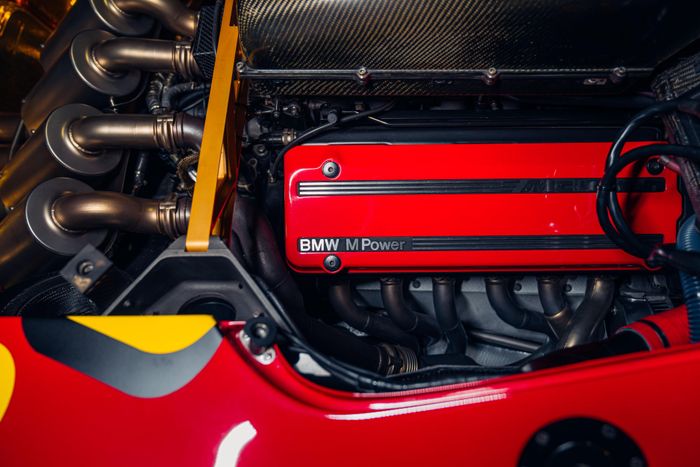  McLaren F1 GTR vẫn được trang bị động cơ V12 6.1L do BMW lắp ráp. Trên phiên bản đường phố, cơ cấu này sản sinh công suất 627 mã lực và mô-men xoắn 650 Nm. 