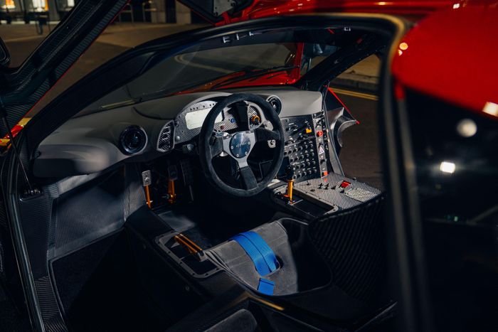  Tương tự những chiếc McLaren F1 khác, siêu xe này sở hữu cấu hình 3 chỗ ngồi, trong đó vị trí tài xế được đặt ở giữa, giúp tối ưu cân bằng cũng như cảm giác lái. 