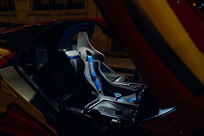  Mặc dù có thể di chuyển trên đường phố, chiếc xe vẫn được trang bị ghế đua bucket seat cùng hệ thống dây đai an toàn đa điểm cùng hàng loạt phím bấm chức năng phức tạp. 