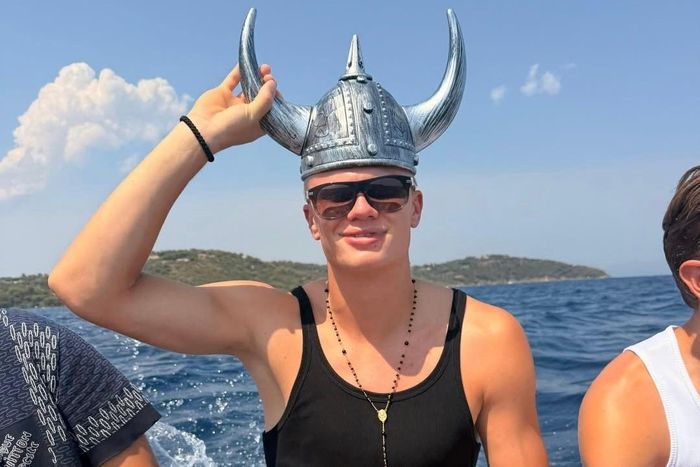 Haaland đội mũ Viking trong ngày sinh nhật nhắc lại một trong những hình ảnh đáng nhớ nhất tại World Cup 2026. Ảnh: @erling/IG.