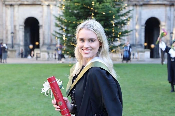  Năm 2022, Thea tốt nghiệp Đại học Stellenbosch với bằng cử nhân Luật và bằng danh dự ngành Tâm lý học. Đến tháng 11/2024, cô tiếp tục hoàn thành chương trình thạc sĩ chuyên ngành Tâm lý học thần kinh tại Đại học Edinburgh (Scotland) và chia sẻ khoảnh khắc MrBeast cùng cô ăn mừng lễ tốt nghiệp. MrBeast từng nhận xét rằng bạn đời luôn có tinh thần ham học hỏi và cả hai đều không ngừng phát triển bản thân khi ở bên nhau. 