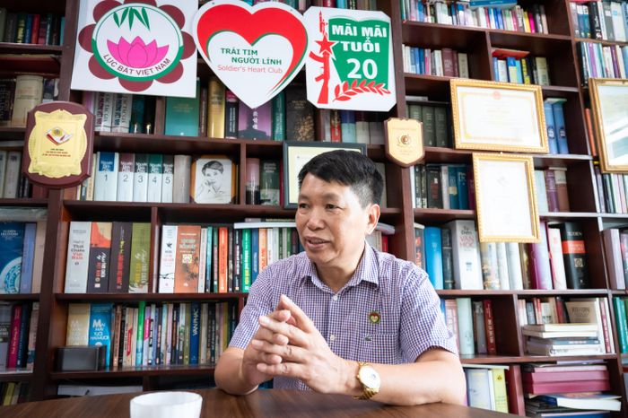 Đại tá, nhà văn Đặng Vương Hưng tại thư phòng của ông ở Hà Nội. Ảnh: Đinh Hà.