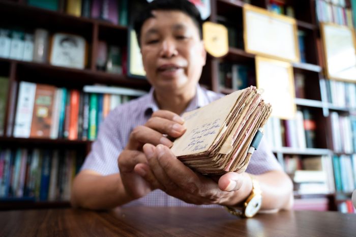 Nhiều gia đình, thân nhân liệt sĩ vẫn gửi thư từ, kỷ vật của người lính cho nhà văn Đặng Vương Hưng, nhờ ông tìm giúp vị trí mộ của liệt sĩ. Ảnh: Đinh Hà.
