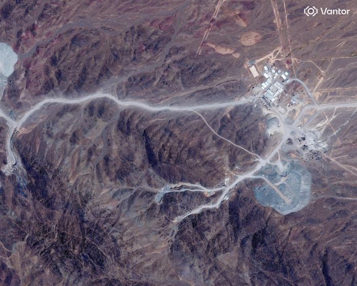  Ảnh vệ tinh chụp cơ sở hạt nhân Natanz và núi Pickaxe ở Iran. Ảnh: VANTOR/Reuters. 