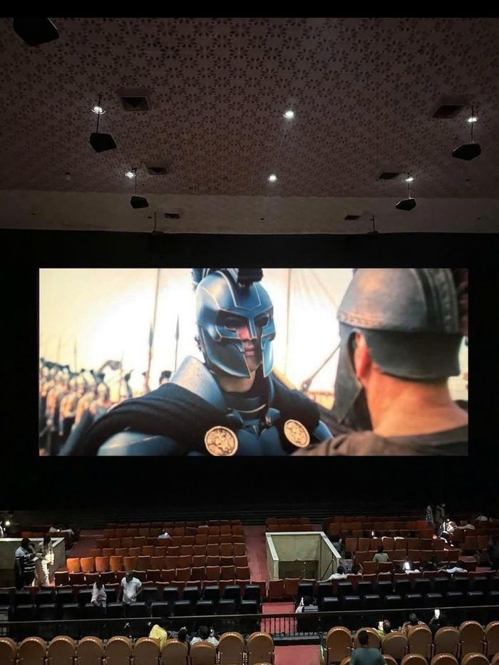  So sánh khung hình một cảnh trong The Odyssey giữa rạp IMAX 1,43:1 (trái) và IMAX 1,90:1 (phải). Phiên bản 1,43:1 giữ lại nhiều hình ảnh hơn ở phần trên và dưới khung hình. Ảnh: ocdvstheworld/Threads..