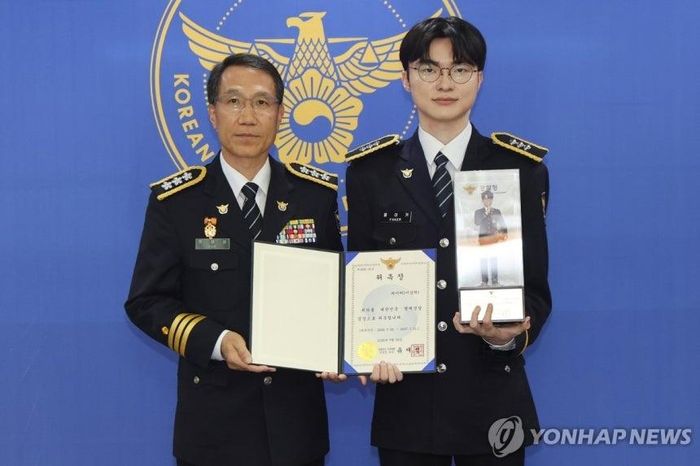 Faker được bổ nhiệm làm sĩ quan cảnh sát danh dự và đại sứ chống cờ bạc trực tuyến tại Cơ quan Cảnh sát ở Seodaemun-gu, Seoul. Ảnh: Yonhap.