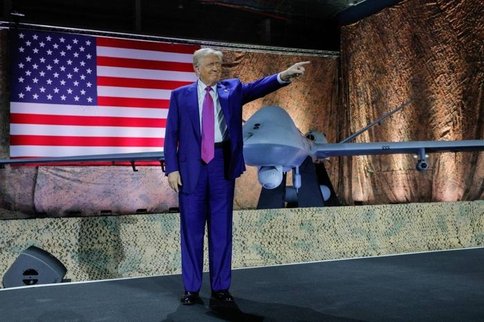 Trước sự phát triển vượt trội của Trung Quốc trong lĩnh vực taxi bay, Tổng thống Mỹ Donald Trump đã ký một sắc lệnh hành pháp nhằm thúc đẩy việc triển khai các phương tiện bay thẳng đứng chạy điện (eVTOL) vào năm 2025.