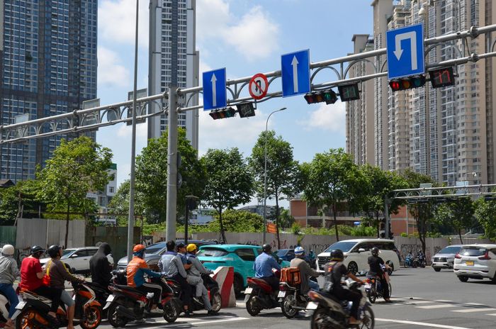  Điều khiển ôtô quay đầu ở nơi có biển cấm quay đầu sẽ bị phạt 2-3 triệu đồng. Ảnh: Phúc Hậu. 