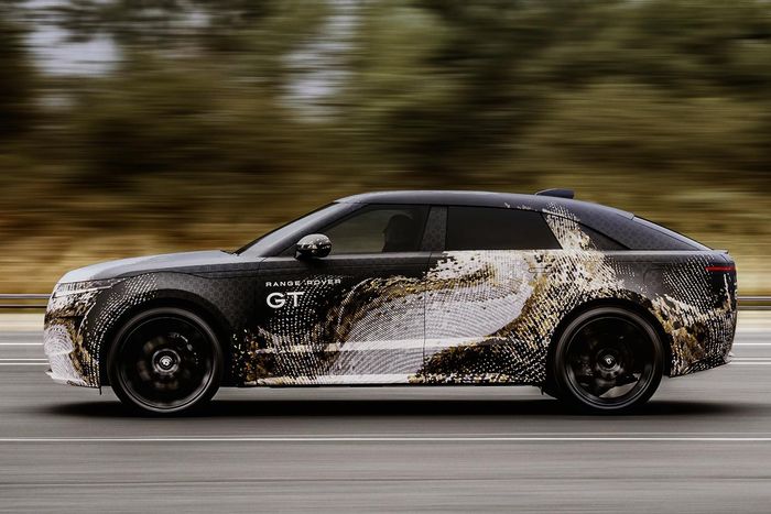  Theo một số nguồn tin, mẫu grand tourer điện hóa này có nhiệm vụ thay thế cho Range Rover Evoque, vốn được lên kế hoạch "nghỉ hưu" sau năm 2027. 