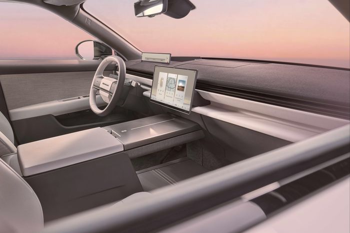  Khoang nội thất của Range Rover GT được phát triển theo nguyên tắc thiết kế tối giản vốn đã định hình ngoại thất, tập trung vào sự thuần khiết, chính xác và cảm giác tĩnh lặng. 