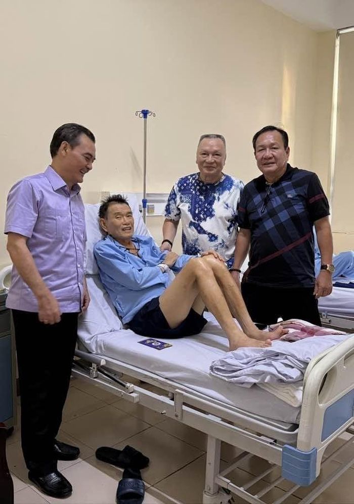 Hình ảnh trên giường bệnh của HLV Phan Thanh Hùng. Ảnh: Ông Giang Đông.