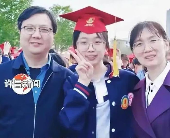 Bố mẹ Xu ưu tiên chăm sóc sức khỏe tinh thần cho con và không áp lực chuyện trường lớp. Ảnh: 163.com.