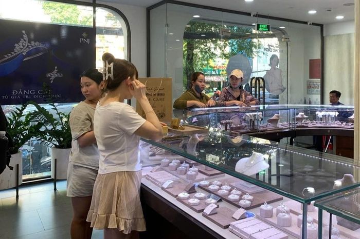 Khách hàng đến bán lại kim cương tại cửa hàng PNJ trên đường Nguyễn Gia Trí chiều 22/7. Ảnh: Thảo Liên.