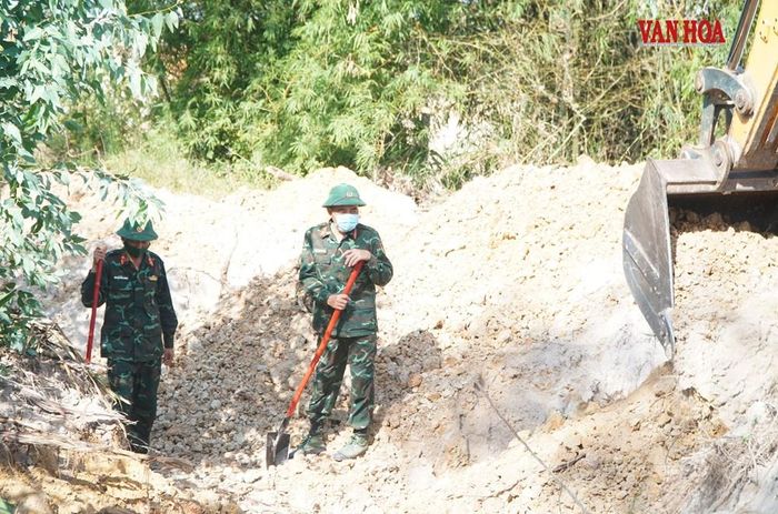 Tại hiện trường mở rộng tìm kiếm hài cốt liệt sĩ ở khu vực Ga Hương Thủy. Ảnh: S.Thùy