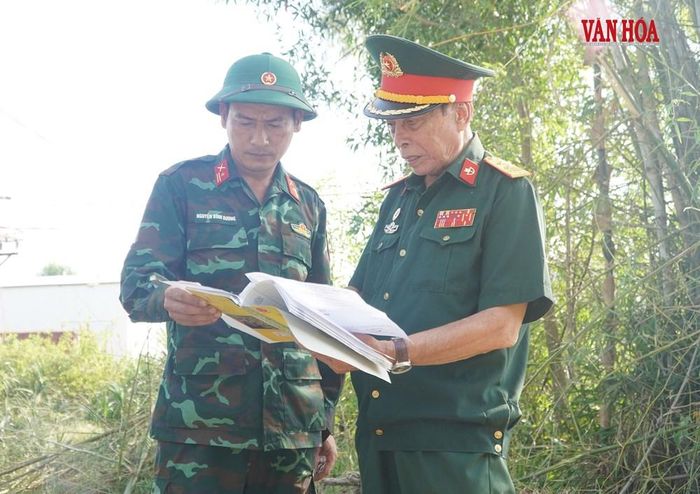 Ông Lê Hữu Tòng (bên phải) trao đổi thông tin với lực lượng tìm kiếm hài cốt liệt sĩ tại Ga Hương Thủy, TP. Huế. Ảnh: S.Thùy