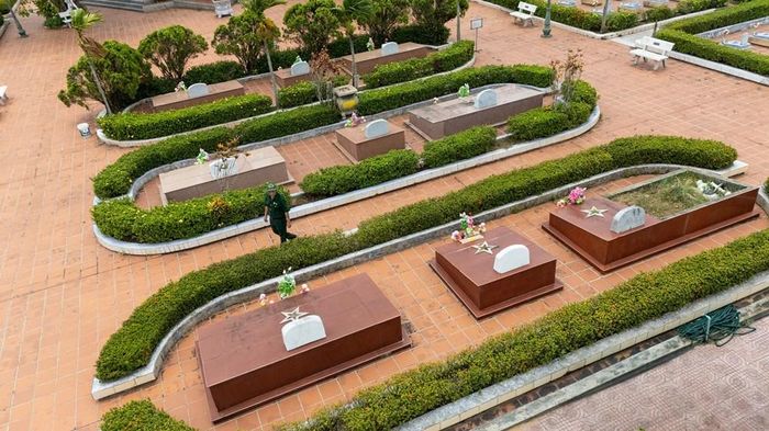 CCB Nguyễn Trọng Bường lặng lẽ thăm viếng nơi yên nghỉ của những đồng đội. Ảnh: ĐỨC ANH