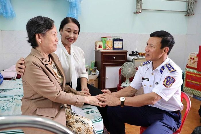 Đoàn công tác Bộ Tư lệnh Vùng Cảnh sát biển 2 thăm, động viên các thương binh, bệnh binh tại Trung tâm Điều dưỡng người có công tỉnh Quảng Ngãi