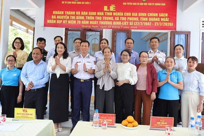 Đại diện Bộ Tư lệnh Vùng Cảnh sát biển 2 và các đơn vị thực hiện bàn giao Nhà tình nghĩa cho gia đình bà Nguyễn Thị Bình