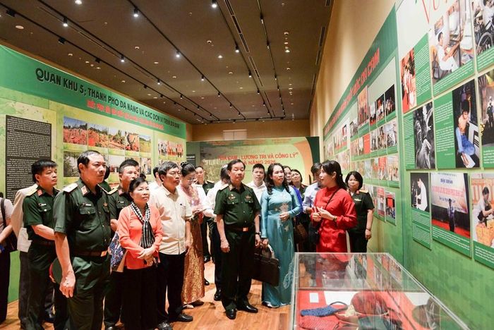 Các đại biểu tham quan tại triển lãm