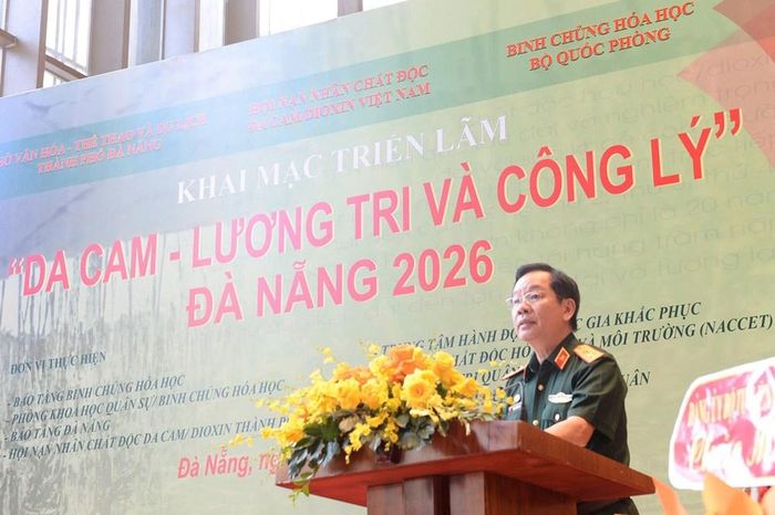 Trung tướng Nguyễn Hữu Chính phát biểu tại lễ khai mạc triển lãm