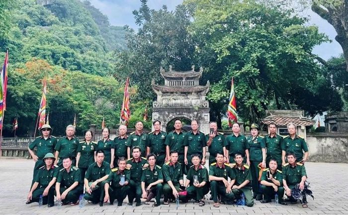 Những cựu chiến binh chụp ảnh kỷ niệm trước Đền vua Đinh Tiên Hoàng
