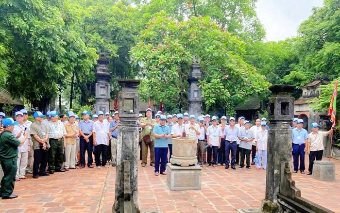 Trong tháng 7 đã có rất nhiều đoàn cựu chiến binh, thương binh, người có công với cách mạng đến dâng hương tại Di tích quốc gia đặc biệt Cố đô Hoa Lư