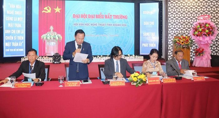 Đoàn Chủ tịch điều hành Đại hội đại biểu bất thường Hội Văn học Nghệ thuật tỉnh Khánh Hòa