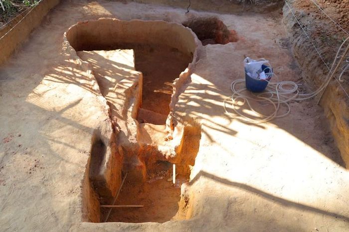 Lò nung cổ hình bầu hồ lô được người dân phát hiện khi đào hố trồng cây tại nhà ông Nguyễn Kiên