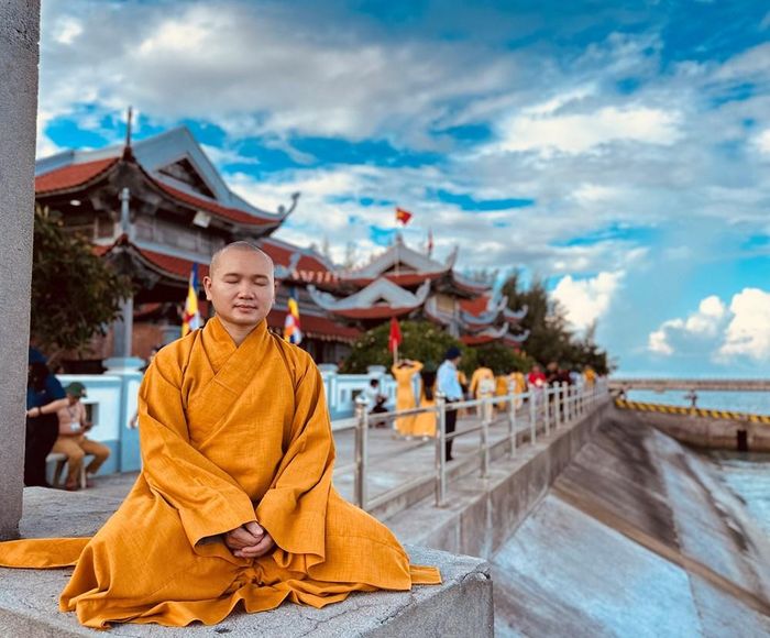 Đại đức Thích Đại Nguyên (Giáo hội Phật giáo Việt Nam tỉnh Ninh Bình) ngồi thiền bên cạnh chùa Đá Tây A