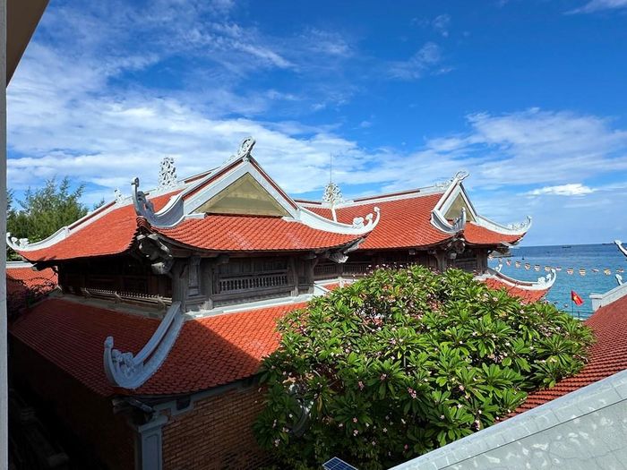 Chùa Đá Tây A trên đảo Đá Tây A nổi bật giữa màu xanh bao la nơi hải đảo
