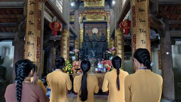 Các tăng ni, phật tử thành tâm khấn cầu mưa thuận gió hòa, sóng yên biển lặng