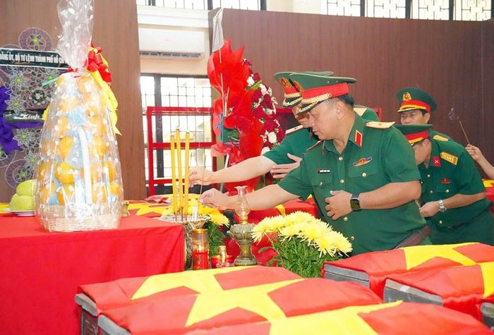 Đoàn công tác Quân khu 7 dâng hương, dâng hoa tưởng niệm các Anh hùng liệt sĩ được quy tập tại Công viên Lê Thị Riêng