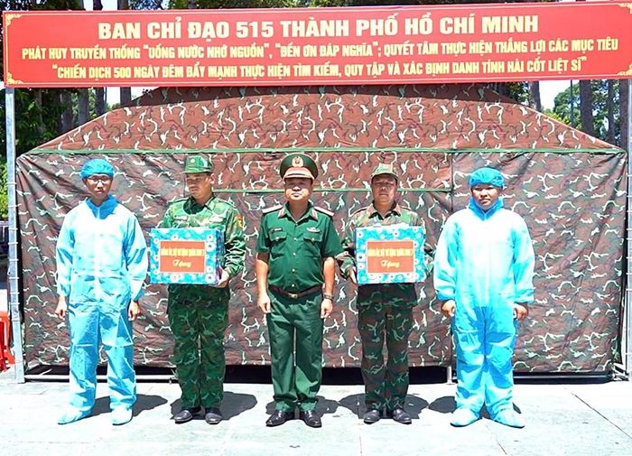 Tặng quà lực lượng đang thực hiện nhiệm vụ tìm kiếm, quy tập hài cốt liệt sĩ trên địa bàn TP.HCM
