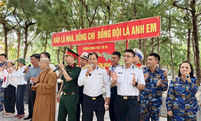 Chương trình giao lưu văn nghệ tiếp thêm động lực tinh thần để cán bộ, chiến sĩ vững vàng nơi đầu sóng ngọn gió