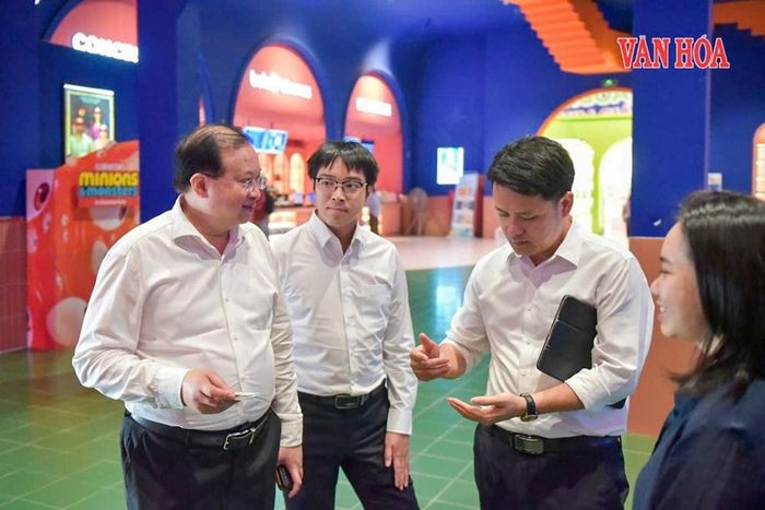 Thứ trưởng Bộ VHTTDL Tạ Quang Đông và Cục trưởng Cục Điện ảnh Đặng Trần Cường trao đổi về công tác thông tin và phát vé phục vụ khán giả