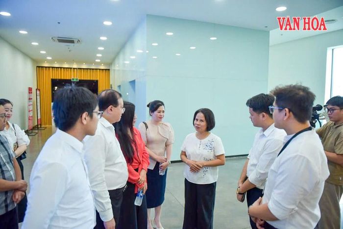 Thứ trưởng Bộ VHTTDL Tạ Quang Đông và Cục trưởng Cục Điện ảnh Đặng Trần Cường trao đổi về công tác thông tin và phát vé phục vụ khán giả
