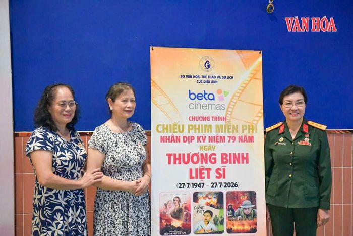 Khán giả hào hứng đến rạp thưởng thức các bộ phim được chiếu miễn phí