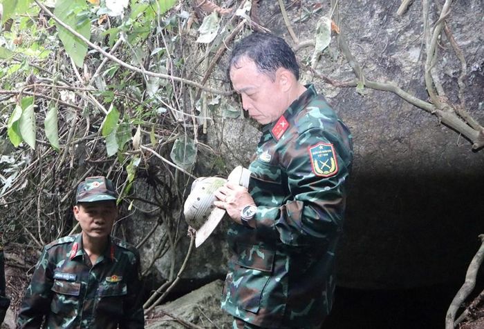 Mũ cối, di vật của liệt sĩ được tìm thấy tại hang Đá Sập