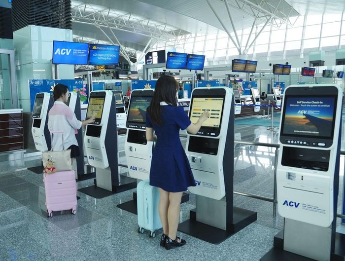 Hành khách đi các chuyến bay quốc tế của Vietnam Airlines tại Nhà ga T2 - Cảng Hàng không Quốc tế Nội Bài có thể tự làm thủ tục và ký gửi hành lý qua hệ thống kiosk tự động. Ảnh: VNA