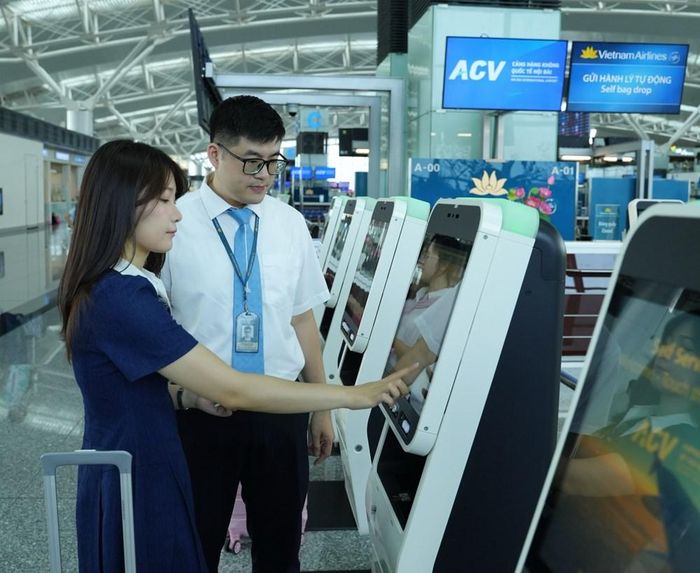 Nhân viên Vietnam Airlines luôn sẵn sàng hỗ trợ khi cần thiết. Ảnh: VNA