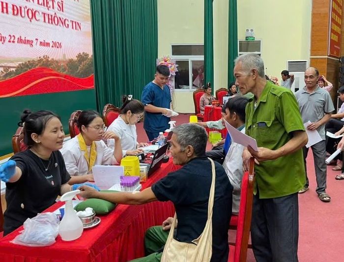 Cơ quan chức năng tiến hành thu nhận mẫu ADN cho thân nhân liệt sĩ tại xã Chiềng Hặc