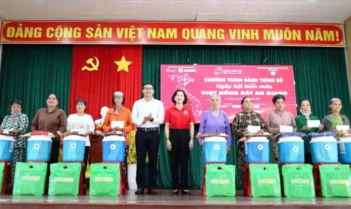Ban tổ chức trao quà cho hộ nghèo, hộ có hoàn cảnh khó khăn và bệnh nhân nghèo trên địa bàn xã An Châu