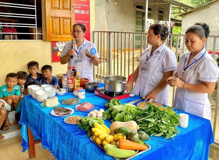 Cán bộ Trạm Y tế xã hướng dẫn bà con thực hành dinh dưỡng hợp lý, phòng, chống dịch bệnh và an toàn vệ sinh thực phẩm