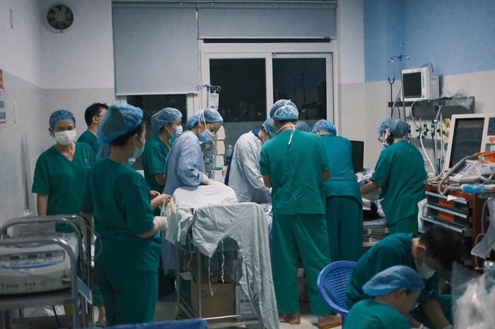 Đội ngũ y, bác sĩ khẩn trương tiến hành kỹ thuật ECMO cho bệnh nhi