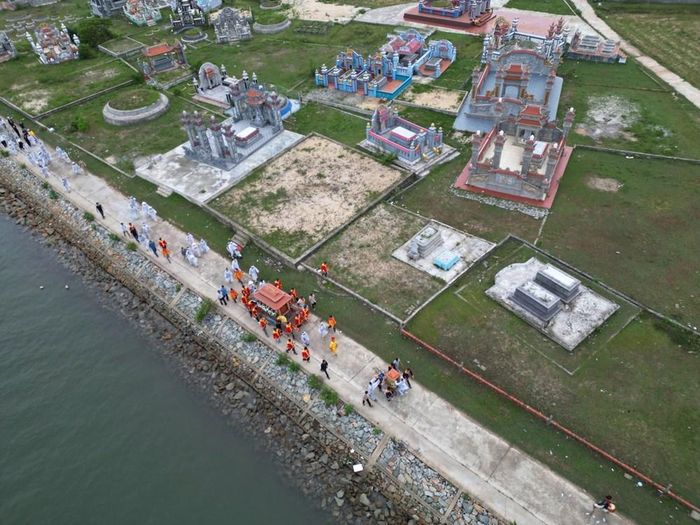 Tại các địa phương ven biển ở Huế, người dân thường tổ chức tang lễ kéo dài nhiều ngày và xây dựng lăng mộ quy mô lớn. Ảnh: VT
