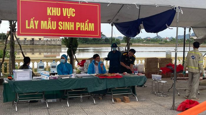 Trung tá Nguyễn Văn Quân, Chỉ huy trưởng Ban Chỉ huy quân sự xã Thanh Liêm, Ninh Bình thắp hương viếng các liệt sĩ và chỉ huy công tác thực hiện chiến dịch tại hiện trường