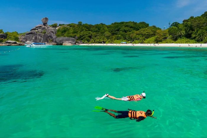 Đảo Koh Paet – vẻ đẹp hoang sơ của biển xanh và những ghềnh đá. Ảnh: TAT