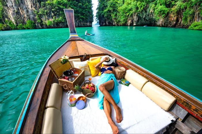 Vườn quốc gia Than Bok Khorani – hành trình thuyền đuôi dài giữa làn nước ngọc bích và vách đá vôi kỳ vĩ của Krabi. Ảnh: TAT